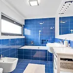 Guesthost - La Perla - X6 With Ac And Garage! דירה קומו