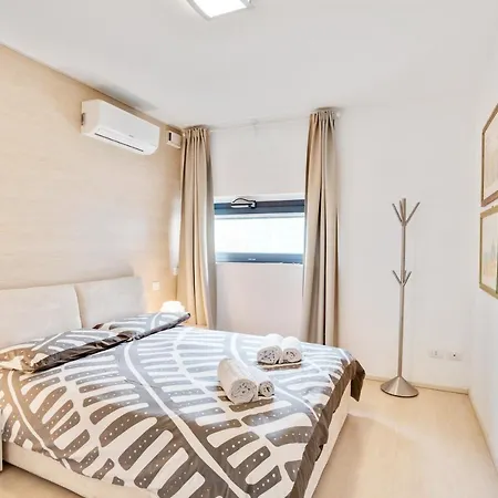 Апартаменты Guesthost - La Perla - X6 With Ac And Garage!