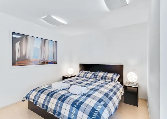 Guesthost - La Perla - X6 With Ac And Garage! * קומו