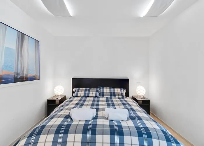 Guesthost - La Perla - X6 With Ac And Garage!